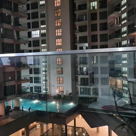 Hostel At Regalia Sky Pool Куала-Лумпур Экстерьер фото