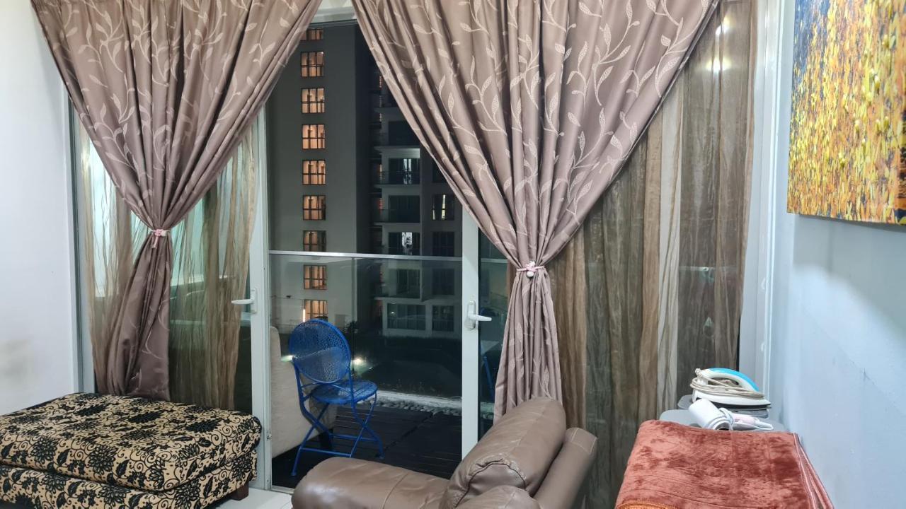 Hostel At Regalia Sky Pool Куала-Лумпур Экстерьер фото